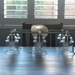 2 Wall mount light fixtures