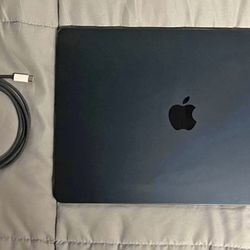 MacBook Air M3 15” – 256GB / 8GB RAM