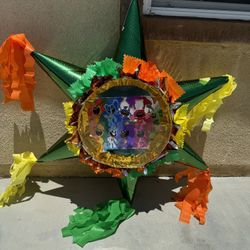 Smiling Critters 3D Star Pinata 