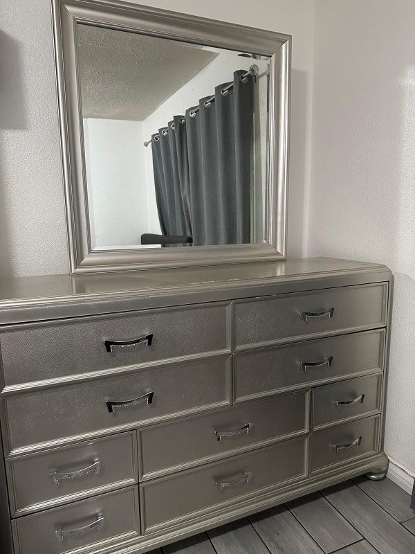 2 Nightstands & Dresser With Mirror