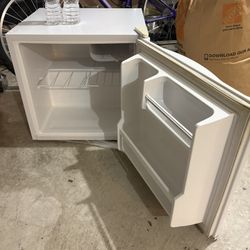 Magic Chef Mini Fridge 