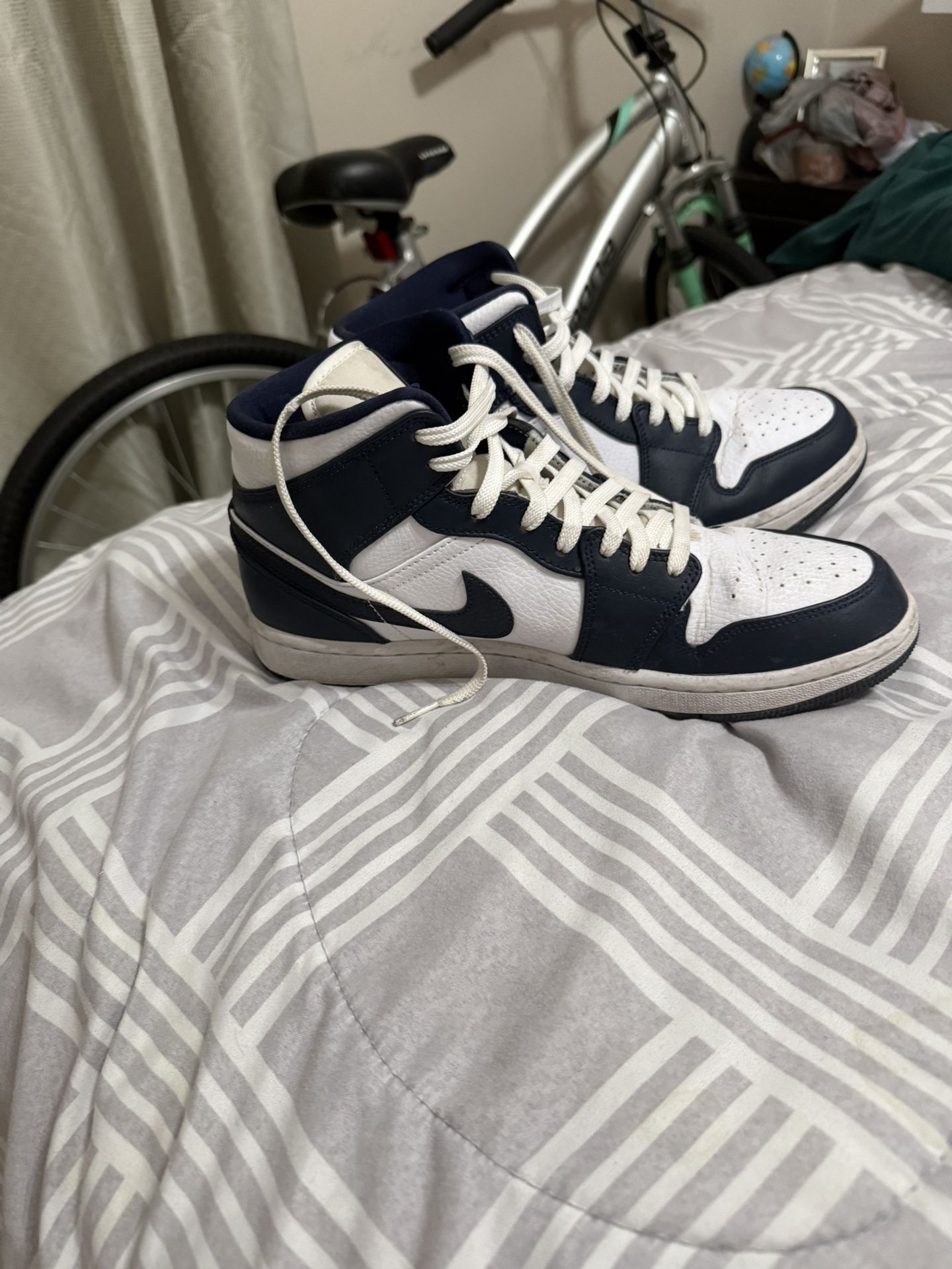 Sz 9.5 / Air Jordan 1 Mid 'Obsidian'