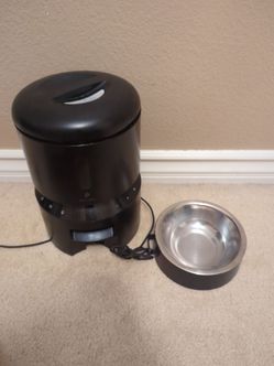 Automatic pet feeder