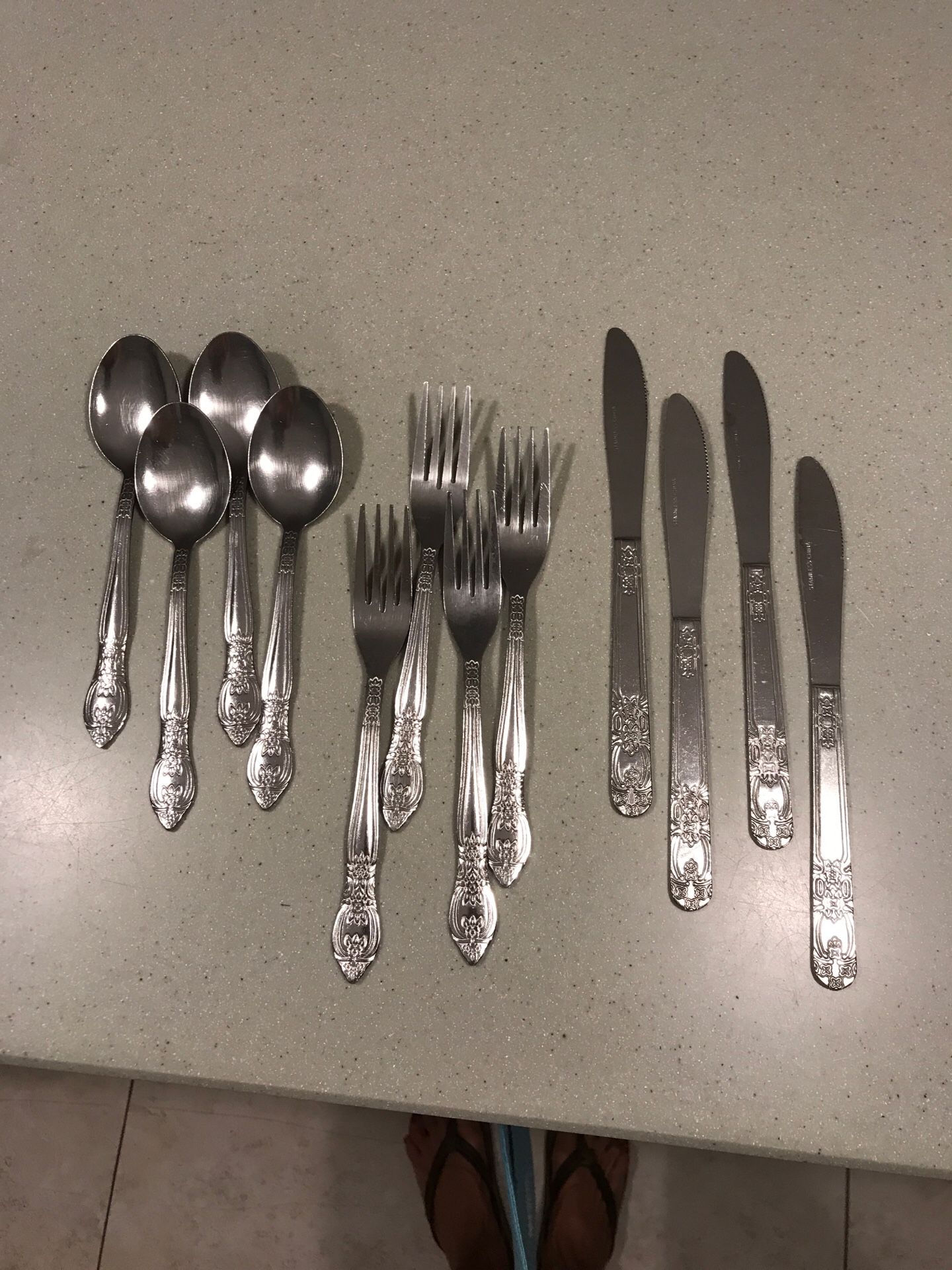 Silverware place setting for 4