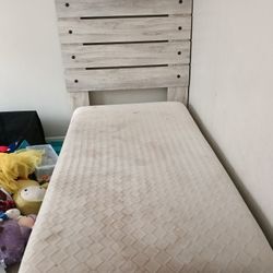 2 Twin Beds read Description 