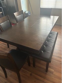 Full dinner table