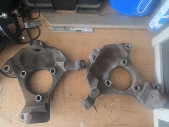 2010 STEERING KNUCKLE SUBURBAN 4WD