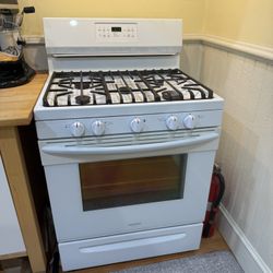 Frigidaire Gallery 30 in. 5.0 cu. ft. Gas Range with Self-Cleaning Convection Oven