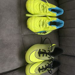 2 Pair Of Soccer Cleats 40$