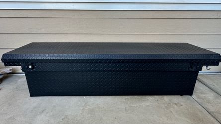 Cross-bed toolbox for full-size pick up.