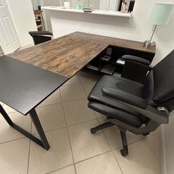 Like new! Executive Desk And La-Z-Boy Manager chair 