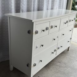 IKEA HEMNES 8 Drawer Dresser With Lock On The Drawer 