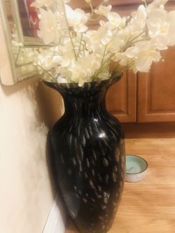Beautiful pier one black with white drops vase with pier one flowers