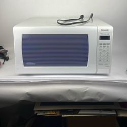 Panasonic, The Genius Sensor 1250W  Microwave, Oven, White 22” X  18” X 12” Vgc