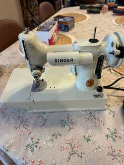 Singer 221 featherweight white/celery