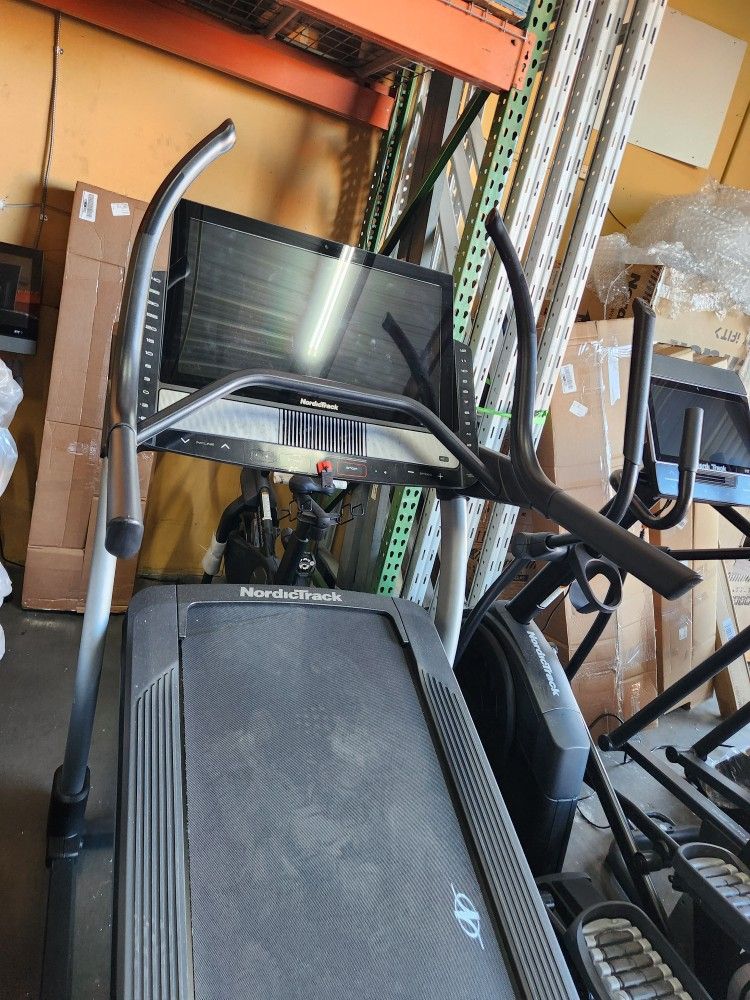 USED Nordictrack X32i Treadmill 22x65 belt  - 999$