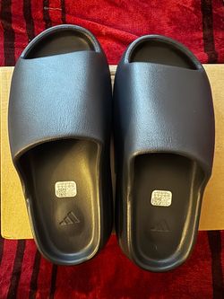 Yeezy slides size 10