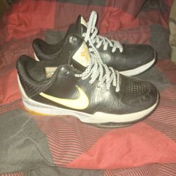 Kobe Bryants Size 6 Mens
