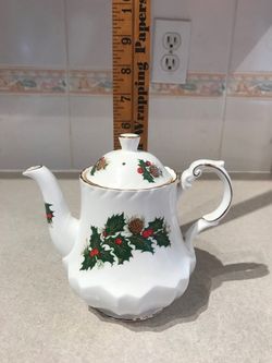 Christmas Tea pot with Holly and Pinecones
