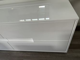 CB2 Latitude 4-Drawer High-Gloss White Lacquered Dresser for Sale in Santa  Monica, CA - OfferUp