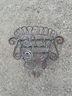Vintage Scrollwork Metal Wall Planter – 15"