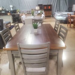 Beautiful 7 pc dining set with 6 drawers for storage(New)