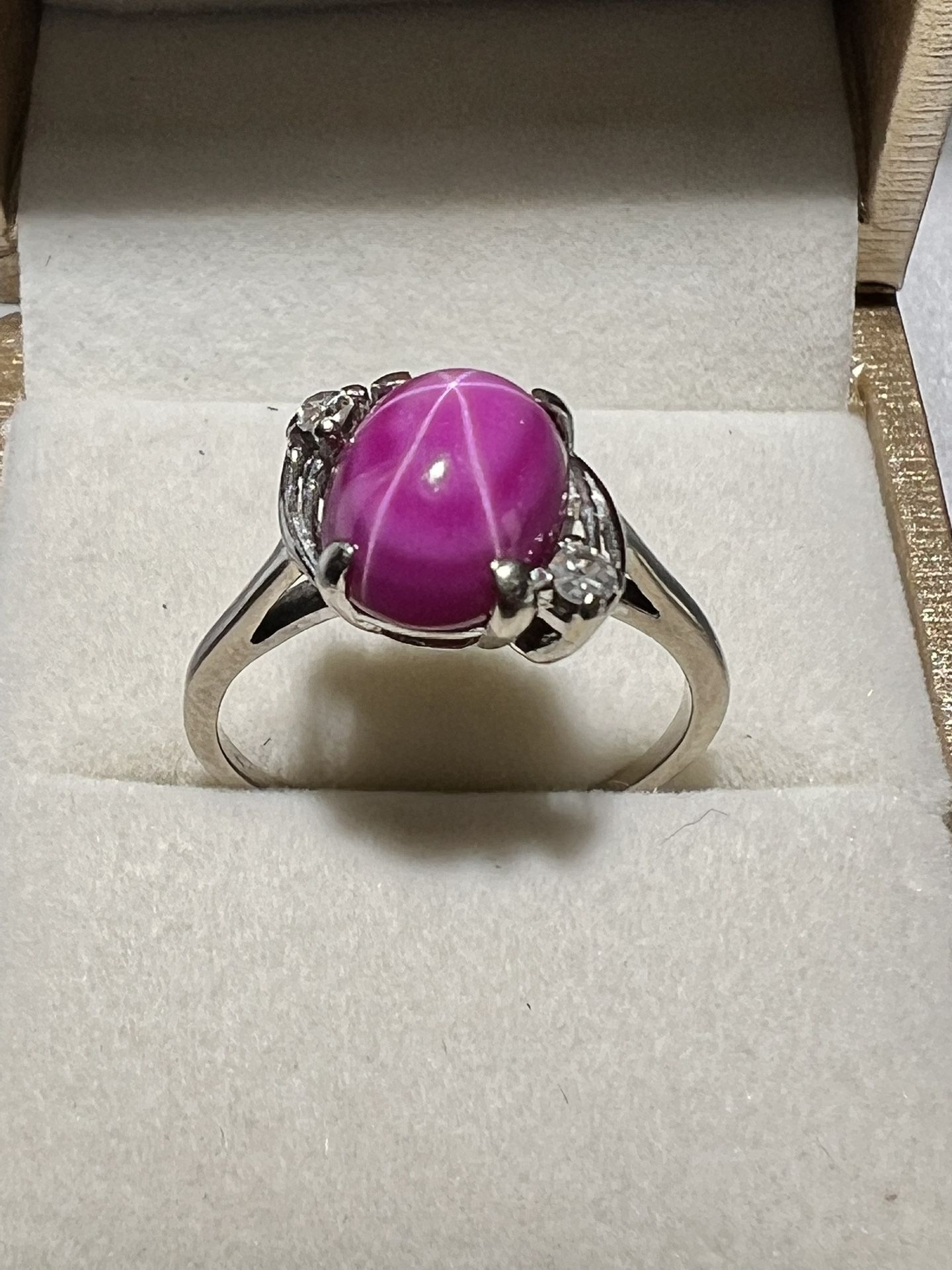 VINTAGE PURE 14K WHITE GOLD WITH A RUBY LINDY STONE AND TWO FRESH NATURAL REAL DIAMONDS ON EACH SIDE
