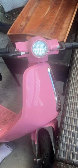 Hyper girl moped