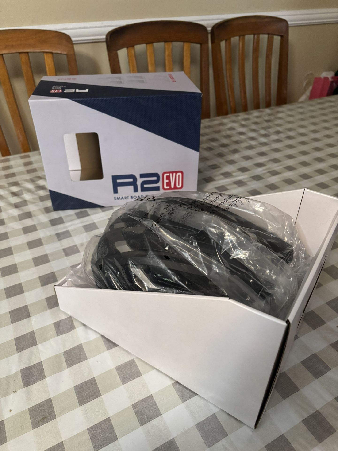 Sena R2 EVO Smart Cycling Helmet Matte Black, Size Medium (21 3/4"-23 3/8")