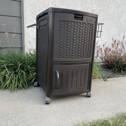 Suncast Outdoor Patio Decor Beverage Ice Cooler.. measures 36h 22d 20w