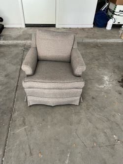 Nice birthing/small chair - CAN DELIVER