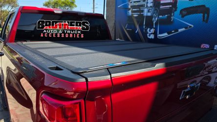 Tonneau Cover Flush Hard Bed Cover Tri-Fold Matte Finish Bakflip MX4 Tapaderas Al Raz Real Truck