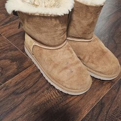UGG 
