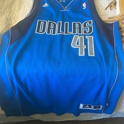 Signed Dirk Nowitzki Jersey