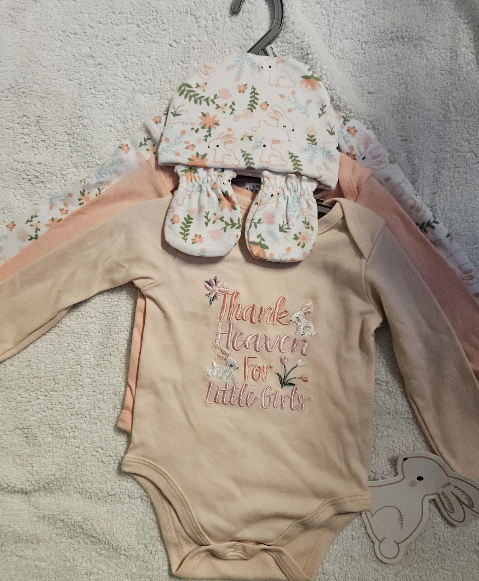 3-6 mouths 5 peice set 3pk bodysuit, hat, and pair of mitts