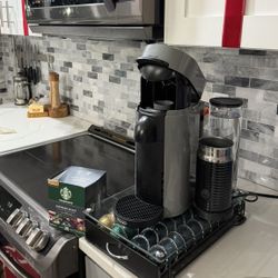 De'Longhi Nespresso Vertuo Plus Coffee and Espresso Maker by De'Longhi, Grey with Aeroccino Milk Frother