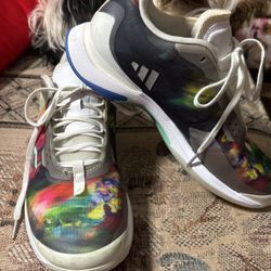 adidas Women's Avacourt Tennis Shoe