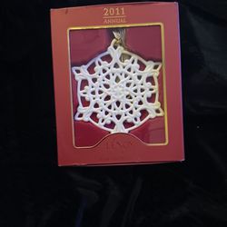 LENOX 2011 Annual Snowfantasies Snowflake Christmas Ornament in Original Box
