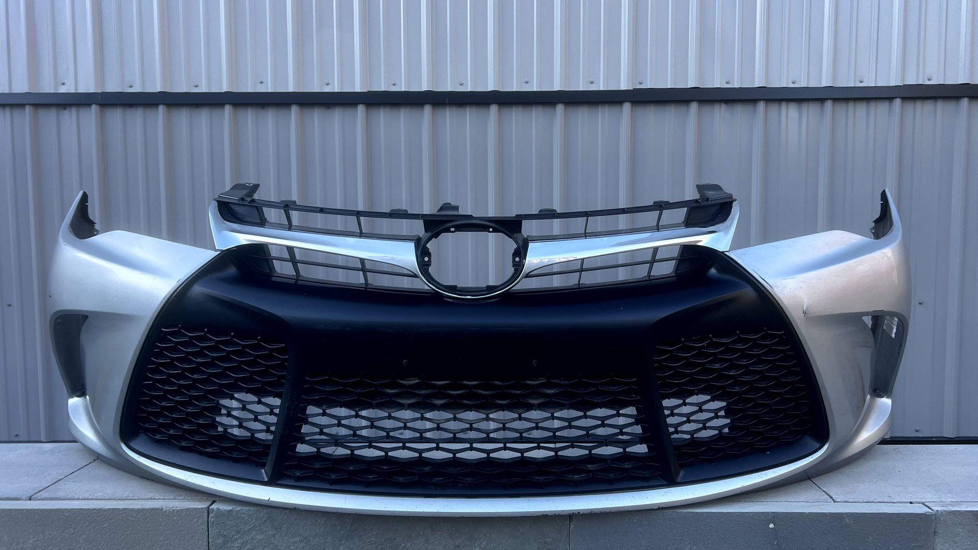TOYOTA CAMRY 2015 2016 2017 FRONT BUMPER ORIGINAL SILVER