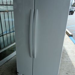 Whirlpool White 2 Doors Refrigerator And Freezer 