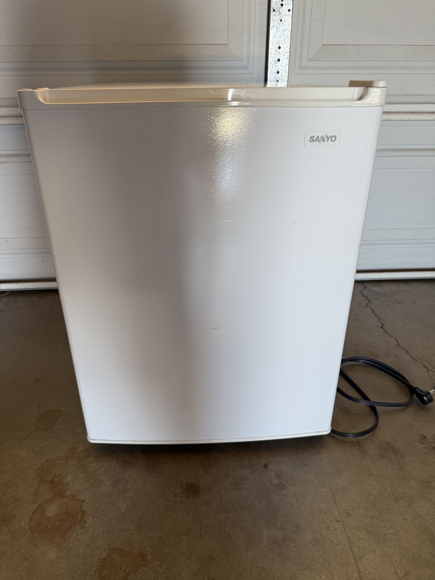 Sanyo - 2.5 Cu. Ft. Compact Mini Fridge $40
