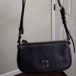 Black pebble leather crossbody dooney & bourke bag with red lining
