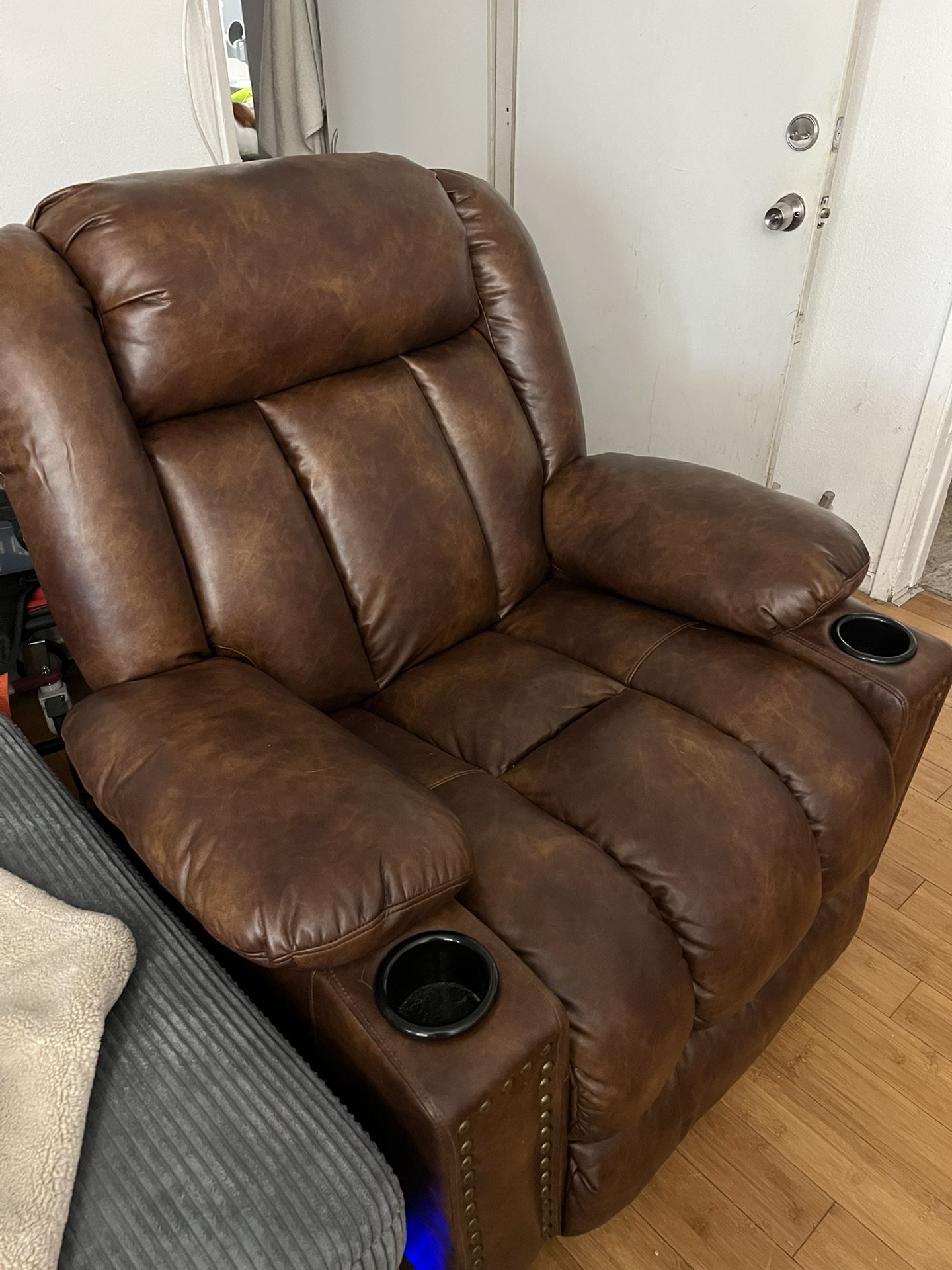 ✨ Comfy Recliner with Massage & heating!! ✨