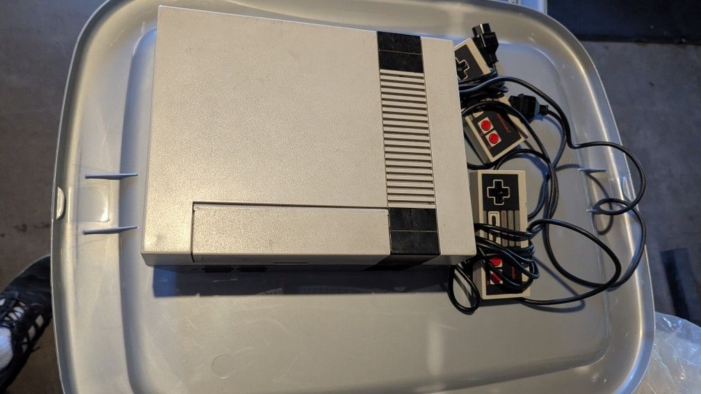 NES With Controllers And Zapper