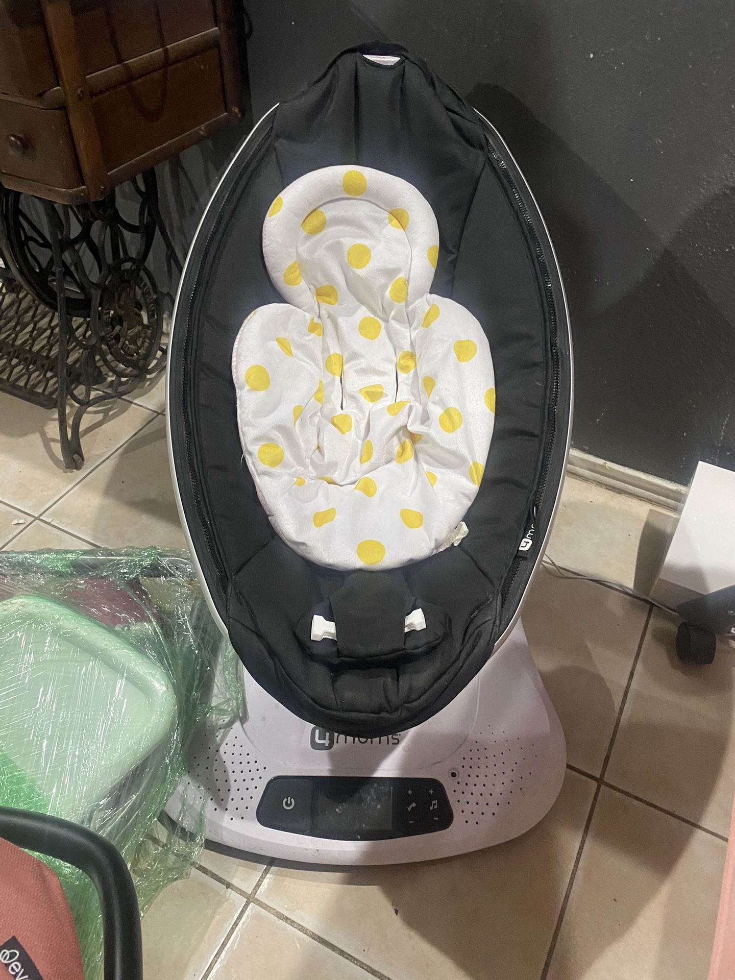 4 Moms Baby/ Newborn Swing / Rocker
