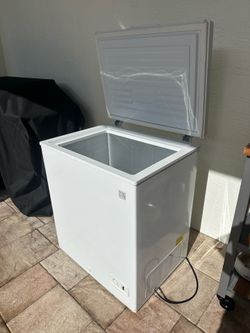 30.31 in. in 7 Cu. Ft. Freezer Manual Defrost Chest Freezer with Stay Open Lid in White Garage Ready