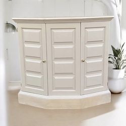 Small cabinet/Entryway/console/buffet/sideboard/stand