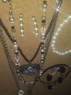 Matching jewelry set
