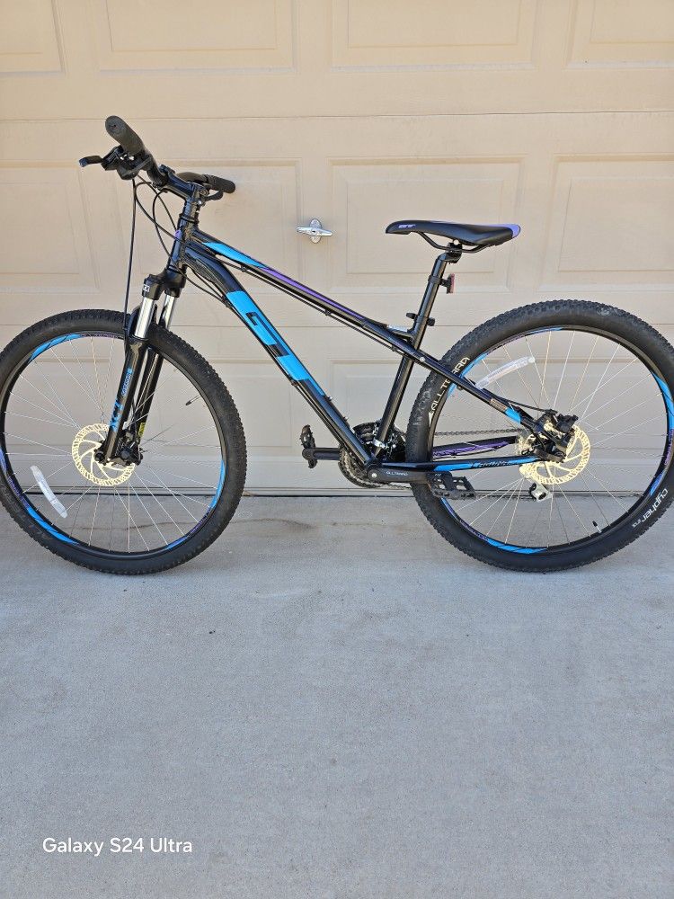 GT LAGUNA PRO MOUNTAIN BIKE (SMALL FRAME)