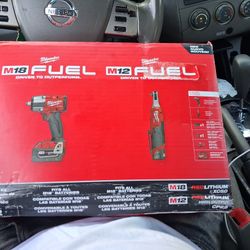 THE 2 TOOL COMBO KIT, COMES WITH IMPACT WRENCH AND RATCHET TRINNQUETTE CLIQUETT.  ITS COST 594 IN THE STORE I HAVE THE RECIEOT TO YHIS IT R M THE PRUC